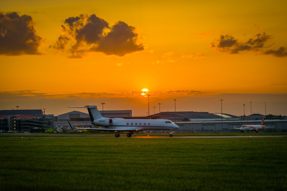 A,Beautiful,Sunset,Over,London,Luton,Airport